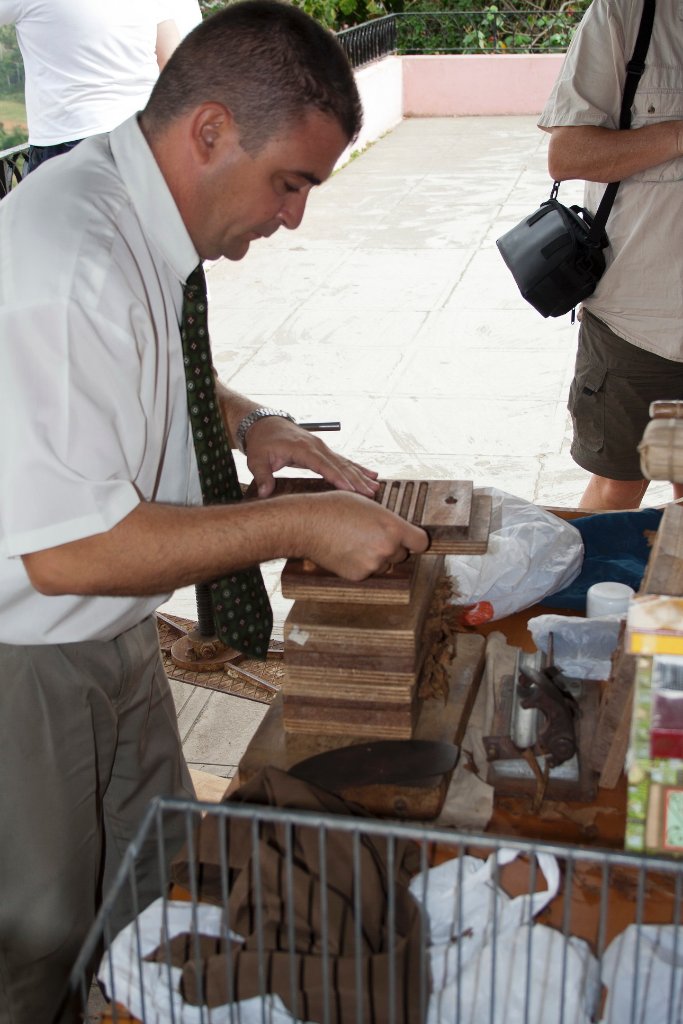 06-Producing cigars.jpg - Producing cigars